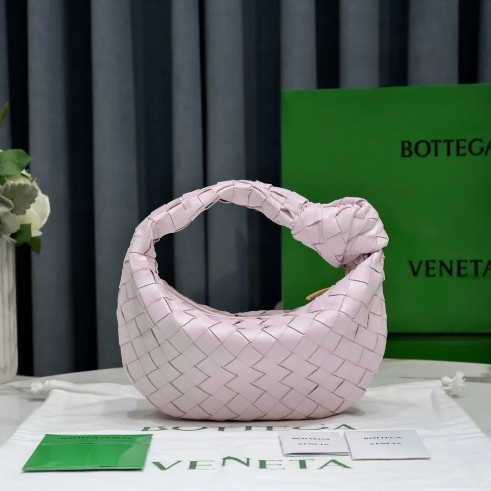 Batch 1120 BV Bottega Veneta's new early spring women's MINI JODIE handbag BV bag 🔥The new method is based on the original rounded corners, knotted with classic woven leather round hobo bag, The most iconic triangular pull-out design, using sheepskin draped soft shape, is super suitable for concave shapes~ Jodie feels really gentle to people, and is definitely the best item for daily matching. It has the same weave, new elements and twists, is compact and versatile, and is the new favorite of street style Internet celebrities! Dimensions: 23x28x8 Model: 6699-1